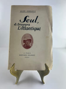 (Première transatlantique en solitaire)  Seul, à travers l'Atlantique. 