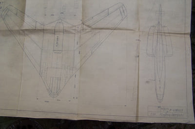 Avion Gotha P 60 C (1945) 3 pages de description (copies datées 2004), P60A, P60B, P60C (1945): 3 plans d'ensemble originaux 88x70 cm, au 1/25e. P60: une esquisse du tableau de bord.
P60B (1945): 5 tableaux 45x30 cm. de coordonnées de profils avec croquis, 3 tableaux graphiques 30x21 cm.