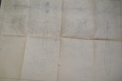 Avion Gotha P 60 C (1945) 3 pages de description (copies datées 2004), P60A, P60B, P60C (1945): 3 plans d'ensemble originaux 88x70 cm, au 1/25e. P60: une esquisse du tableau de bord.
P60B (1945): 5 tableaux 45x30 cm. de coordonnées de profils avec croquis, 3 tableaux graphiques 30x21 cm.