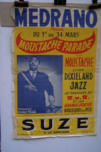 MEDRANO pr&eacute;sente MOUSTACHE PARADE avec Moustache et son DIXIELAND JAZZ, les danseurs de R.n.R. et les grandes vedttes du burlesque de la piste.. 