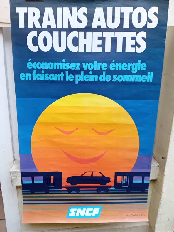 AFFICHE  illustr&eacute;e par Alain CARRIER: TRAINS AUTOS COUCHETTES &eacute;conomisez votre &eacute;nergie en faisant le plein de sommeil.
SNCF, 1980. Affiche 62x100 ...