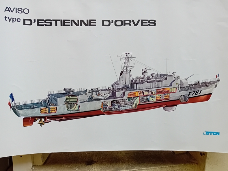 Deux affiches DTCN batiment naval: Chasseur de mines type Circ&eacute;. Aviso type d'Estienne d'Orves.. 