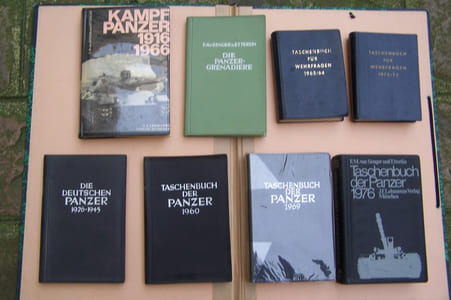 Taschenbuch Für Wehrfragen 1963/64, 1972/73. Die Panzergrenadiere, Geschichte und Gestaldt der mechanisierten Infanterie 1930-1960. Die Deutsche Panzer 1926-1945. Taschenbuch der Panzer 1960, 1969, 1976. Kampfzer 1916-196.