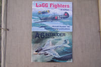 SQUADRON/SIGNAL PUBLICATIONS. AIRCRAFT.
No 20 (A-6 Intruder), 22, 24, 25, 26, 28, 30 à 36, 38, 39, 40, 42, 44 à 80, 82 à 89, 91, 92, 94, 97, 100, 101, 103 à 107, 111, 112, 114, 115, 118, 119, 121 à 124, 132, 134, 135, 137, 138, 141, 142, 148, 150, 151, 152, 155, 157, 158, 159, 162, 163(La GG Fighters).