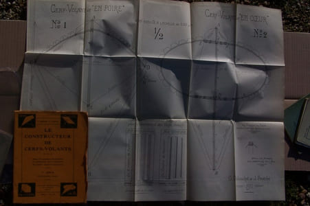 Le constructeur de cerfs-volants. Plans 1/2 grandeur d'exécution et indications pour construire quatre cerfs-volants.