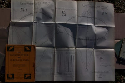 Le constructeur de cerfs-volants. Plans 1/2 grandeur d'exécution et indications pour construire quatre cerfs-volants.