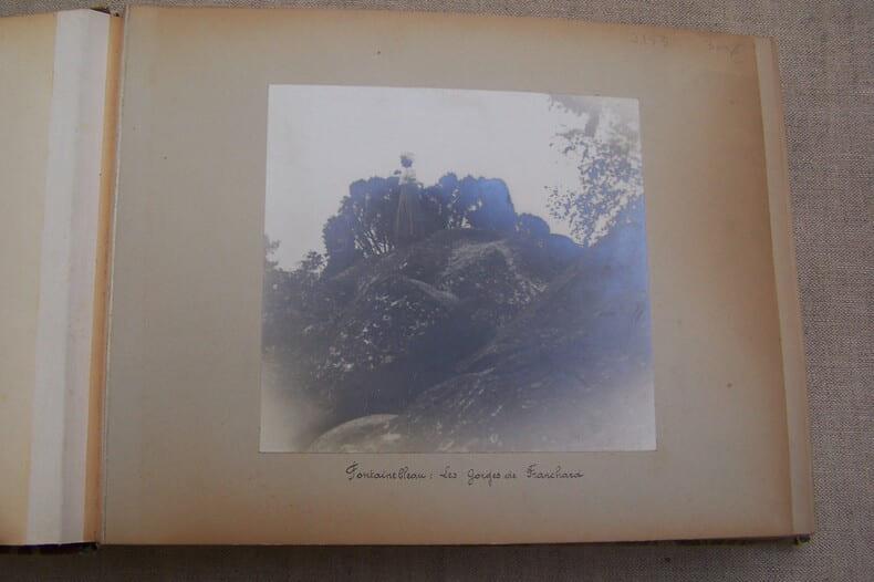 Un album de photographies: FONTAINEBLEAU: Gorges de Franchard, PAQUEBOT: La Provence, BOULOGNE-SUR-MER:la plage, LAC DE GENEVE: Montreux, ...