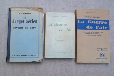 AVIATION MILITAIRE, GUERRE AERIENNE: Général A. NIESSEL: La Maîtrise de l'Air, Perrin, 1928. Lieutenant-Colonel VAUTHIER: Le danger aérien et l'avenir ...