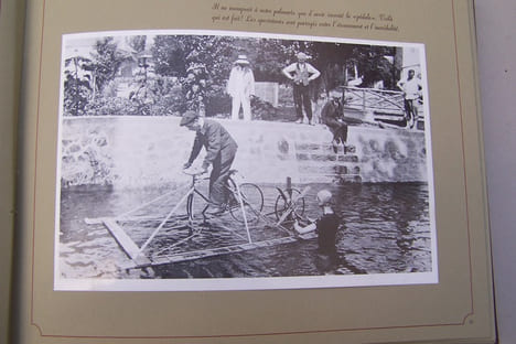 Les photographies de J.-H. LARTIGUE. Un album de famille de la Belle Epoque. Textes et légendes rédigés par Jean Fondin.. LARTIGUE J.-H. et Jean ...