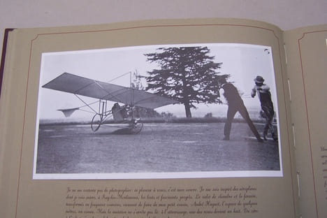 Les photographies de J.-H. LARTIGUE. Un album de famille de la Belle Epoque. Textes et légendes rédigés par Jean Fondin.. LARTIGUE J.-H. et Jean ...
