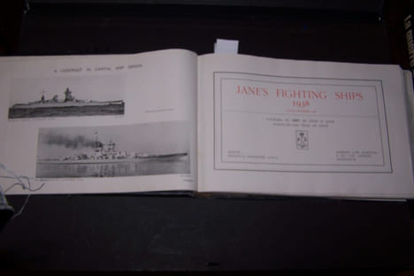 MARINE DE GUERRE: HENRI LE MASSON: Les flottes de combat 1970.FOTTENTASCHENBUCH, WARSHIPS OF THE WORLD All Navies of the world,1982/83. H.T. LENTON: ...