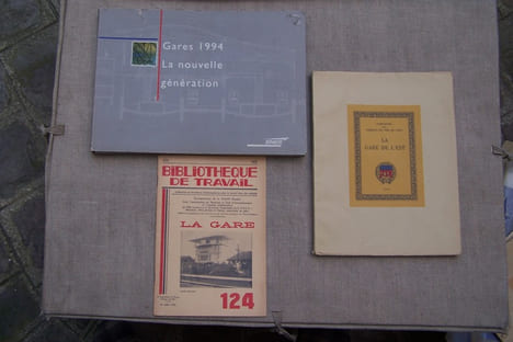 GARES FERROVIAIRES: René CLOZIER: La gare du Nord, Baillière, 1940. La nouvelle gare de Paris-Est, Le Batiment illustré, 1931. LA GARE DE L'EST, ...