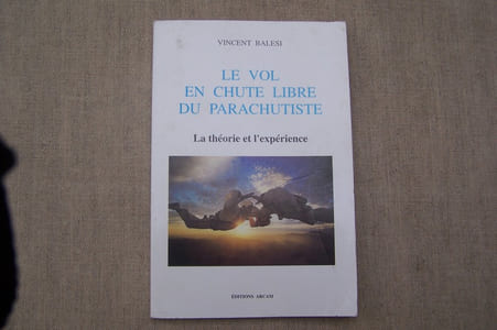 Le vol en chute libre du parachutiste. La théorie et l'expérience.