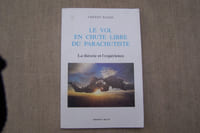 Le vol en chute libre du parachutiste. La théorie et l'expérience.