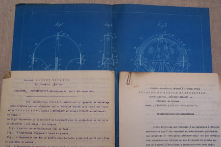 Parachute perfectionné à développement par l'air comprimé. Mémoire descriptif à l'appui d'une demande de Brevet d'Invention formée par Mr. Défleur Albert résidant à Villefranche de Rouergue, pour "PARACHUTE A DETENTE AUTOMATIQUE". Déposé le 28 Décembre 1912,accordé le  7 Mars 1913. 