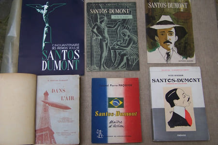 SANTOS-DUMONT: Colonel Pierre PAQUIER: Santos-Dumont Maître d'Action, Editions du Conquistador, 1952. Peter WYKEHAM: Santos-Dumont l'obsédé de l'aviation, Trévise, 1964. A. SANTOS-DUMONT: Dans l'air, Charpentier et Fasquelle, 1904. Henrique DUMONT VILLARES: Santos-Dumont "O Pai da Aviaçao", Sao Paulo, 1956. Antonio ACAUAN: Santos-Dumont. Cinquantenaire des premiers vols de Santos-Dumont.
