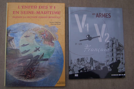 ARMES SECRETES, V1, V2: Grégory P. KENNEDY (Traduction de X. DE MEGILLE): Le V2 Arme de Vengeance, Editions du Blockhaus, 1992. Maud JARRY: Les armrd ...