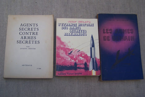 ARMES SECRETES, V1, V2: Grégory P. KENNEDY (Traduction de X. DE MEGILLE): Le V2 Arme de Vengeance, Editions du Blockhaus, 1992. Maud JARRY: Les armrd ...