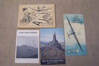 VOL A VOILE, PLANEURS: Le vol sans moteur, AVIA Club Aéronautique Universitaire. Le vol à voile en Autriche. Die Wasserkuppe Berg der Flieger. JE VOLE SANS MOTEUR N° 1 du 25 Septembre 1932. IIe Congrès d'Aviation sans Moteur 23 et 24 Décembre 1922. A VOILE! Dessins de J5 (18 sur 25). 4 photos. 45 cartes postales.