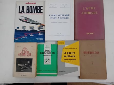 GUERRE NUCLEAIRE: L'énergie atomique et son utilisation militaire. Documents officiels: Rapport Britannique, rapport U.S.A. de H.D. SMYTH, Monographie ...