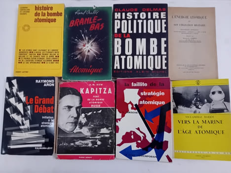GUERRE NUCLEAIRE: L'énergie atomique et son utilisation militaire. Documents officiels: Rapport Britannique, rapport U.S.A. de H.D. SMYTH, Monographie ...