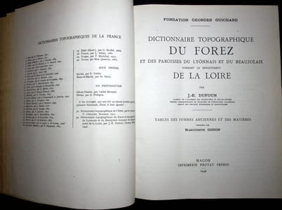 DICTIONNAIRE TOPOGRAPHIQUE DU FOREZ ET DES PAROISSES DU LYONNAIS ET DU BEAUJOLAIS formant de département de LA LOIRE. Table des formes anciennes et des matières dressées par MARGUERITE GONON.