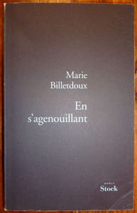En s'agenouillant