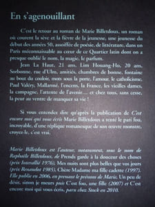 En s'agenouillant
