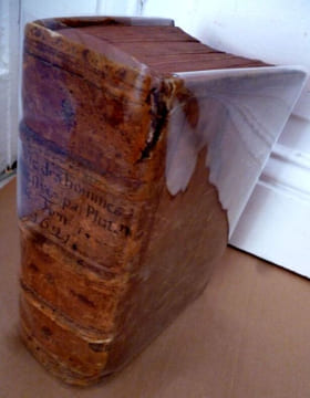 Les vies des Hommes illustres Grecs et Romains, comparée l'une avec l'autre par Plutarque de Chaeronee. Translatees par M. Jacques Amyot conseiller ...