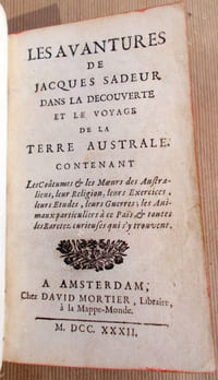 Les aventures de Jacques Sadeur dans la découverte et le voyage de la Terre Australe, Les coûtumes et moeurs des Australiens, leur religion, leurs exercices, leurs études, leurs guerres; les animaux particuliers à ce pays, & toutes les raretés curieuses qui s'y trouvent.