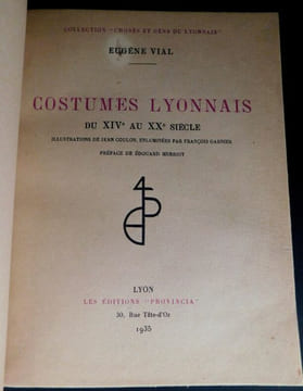 Costumes Lyonnais du XIVe au XXe siècles. Illustration de Jean Coulon, enluminés par François Garnier. Préface de Édouard Herriot. . Vial (Eugène) - ...