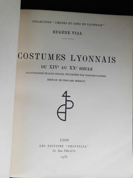 Costumes Lyonnais du XIVe au XXe siècles. Illustration de Jean Coulon, enluminés par François Garnier. Préface de Édouard Herriot. . Vial (Eugène) - ...
