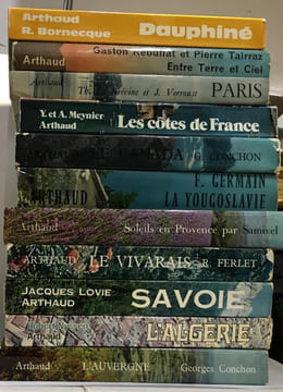 11 volumes Arthaud: L'auvergne + L'Algérie + Savoie + Le Vivarais + Soleils en Provence + La Yougoslavie + Le Canada + Les côtes en France + Paris ...