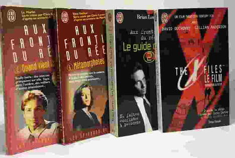 THE X-FILES. Le film + Aux frontières du réel: 2/ quand vient la nuit + 6/ métamorphose + Le guide officielle 2 --- 4 volumes. Hand Elizabeth