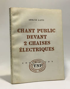 Chant public devant 2 chaises électriques