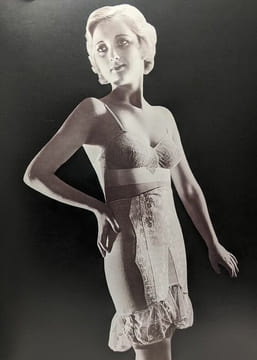 HISTOIRE DES DESSOUS. C.saint laurent