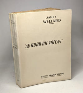 Au bord du volcan - traduit de l'anglais par Renée Tesnière