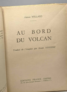 Au bord du volcan - traduit de l'anglais par Renée Tesnière