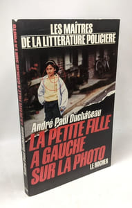 La petite fille a gauche sur la photo