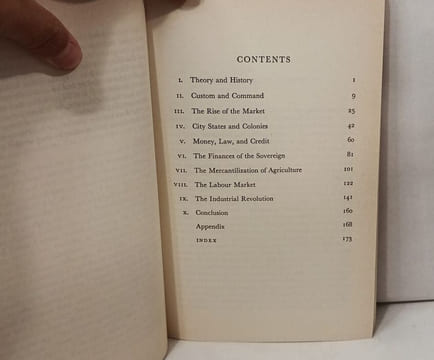 A Theory of Economic History / Critical Essays in Monetary Theory. Hicks John