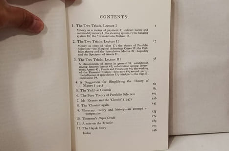 A Theory of Economic History / Critical Essays in Monetary Theory. Hicks John