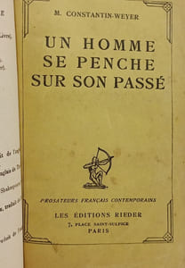 Un homme se penche sur son passé