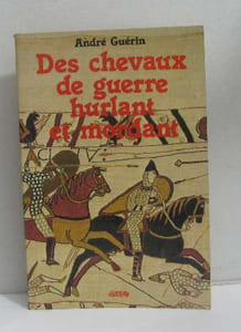 Des chevaux de guerre hurlant et mordant