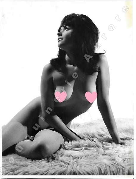 Jolie brune enti&egrave;rement nue sur une peau de b&ecirc;te.Photographie originale en tirage argentique.. Fonds de la c&eacute;l&egrave;bre revue de Charme "Paris-Hollywood" - ...