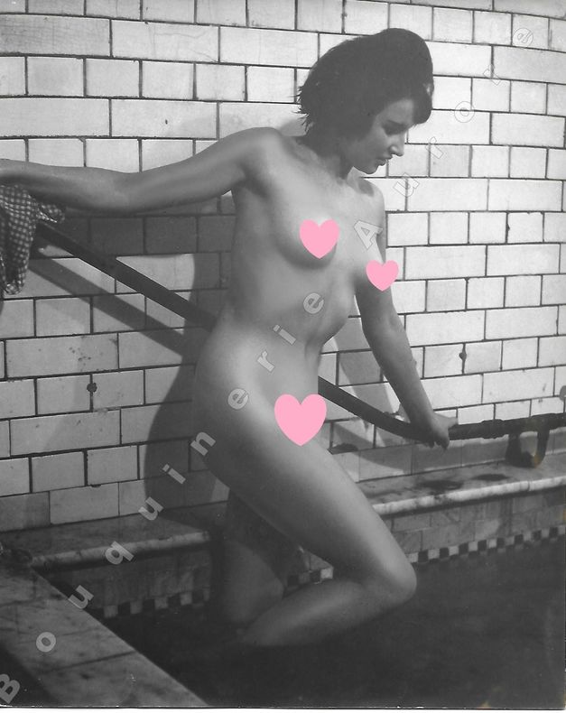 Femme brune nue descendant dans une piscine.Photographie originale en tirage argentique.. Fonds de la célèbre revue de Charme "Paris-Hollywood" - ...