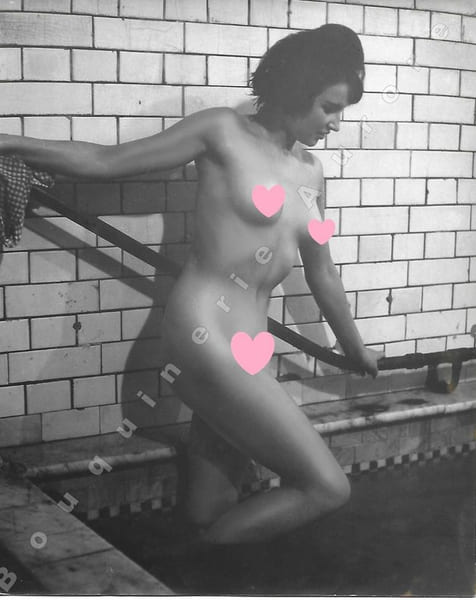 Femme brune nue descendant dans une piscine.Photographie originale en tirage argentique.. Fonds de la c&eacute;l&egrave;bre revue de Charme "Paris-Hollywood" - ...