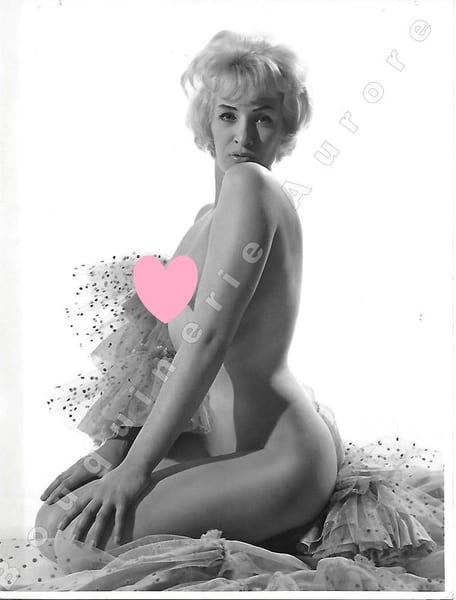 Blonde enti&egrave;rement nue agenouill&eacute;e.Photographie originale en tirage argentique.. Fonds de la c&eacute;l&egrave;bre revue de Charme "Paris-Hollywood" - ANONYME ...
