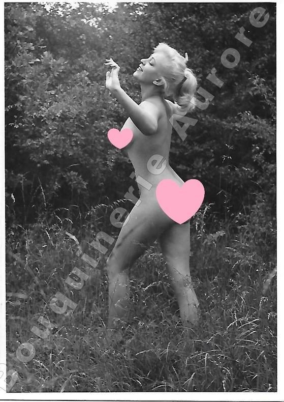 Superbe blonde nue dans la nature.Photographie originale en tirage argentique.. Fonds de la célèbre revue de Charme "Paris-Hollywood" - International ...