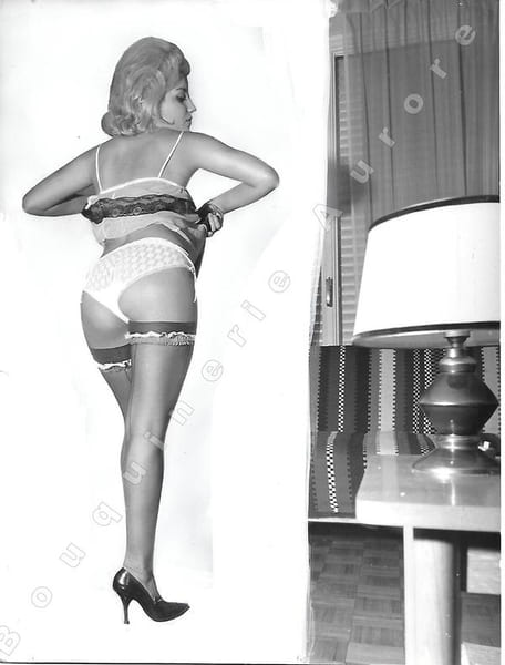 Blonde en d&eacute;shabill&eacute; vue de dos.Photographie originale en tirage argentique.. Fonds de la c&eacute;l&egrave;bre revue de Charme "Paris-Hollywood" - ANONYME.