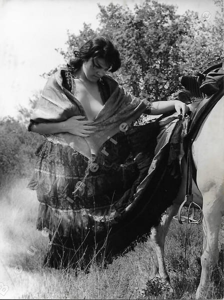 Gitane portant un large d&eacute;collet&eacute; &agrave; cot&eacute; d'un cheval.Photographie originale en tirage argentique.. Fonds de la c&eacute;l&egrave;bre revue de Charme ...